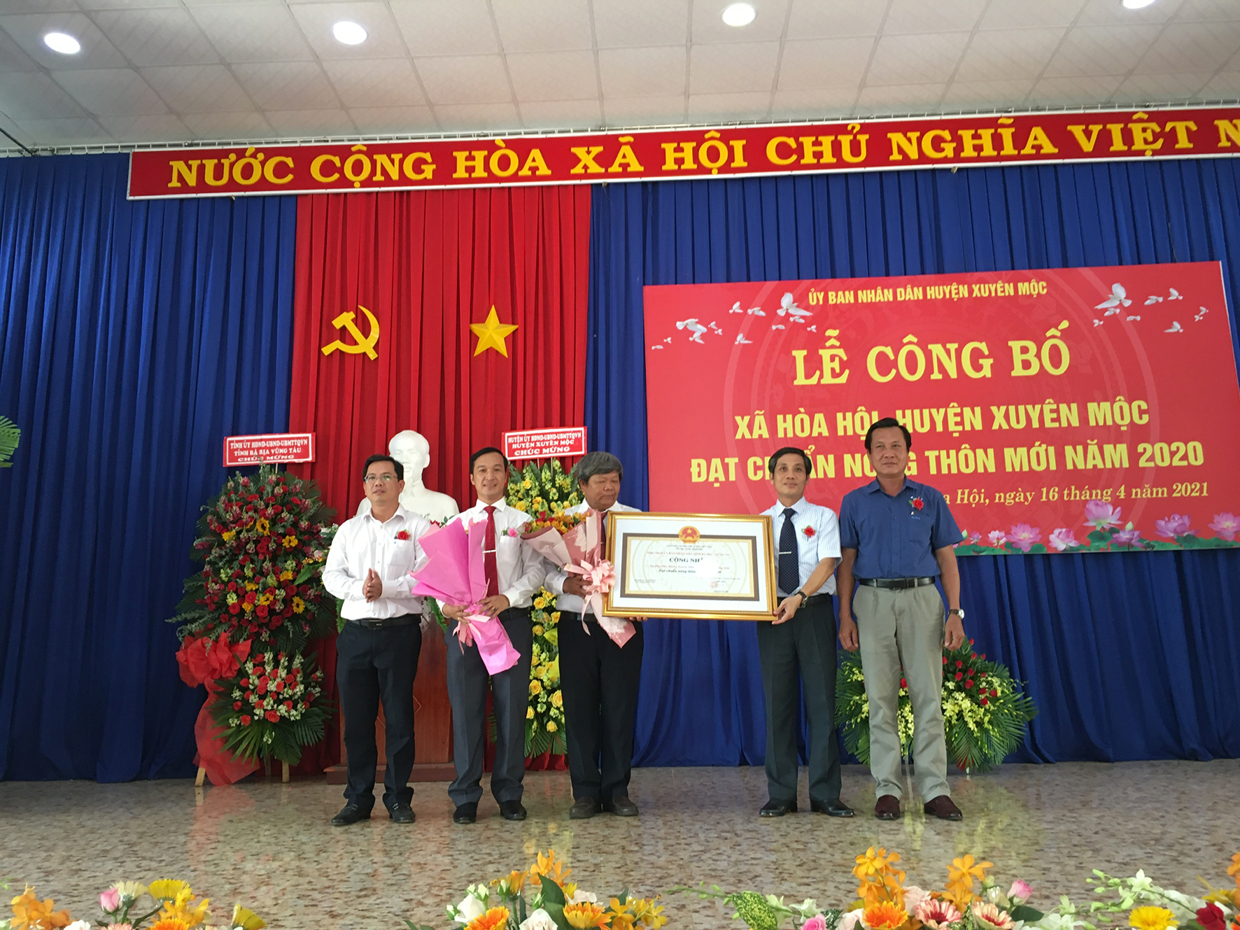 Ông Nguyễn Kế Toại, Phó Chủ tịch UBMTTQ Việt Nam tỉnh trao bằng công nhận đạt chuẩn NTM cho xã Hòa Hội.