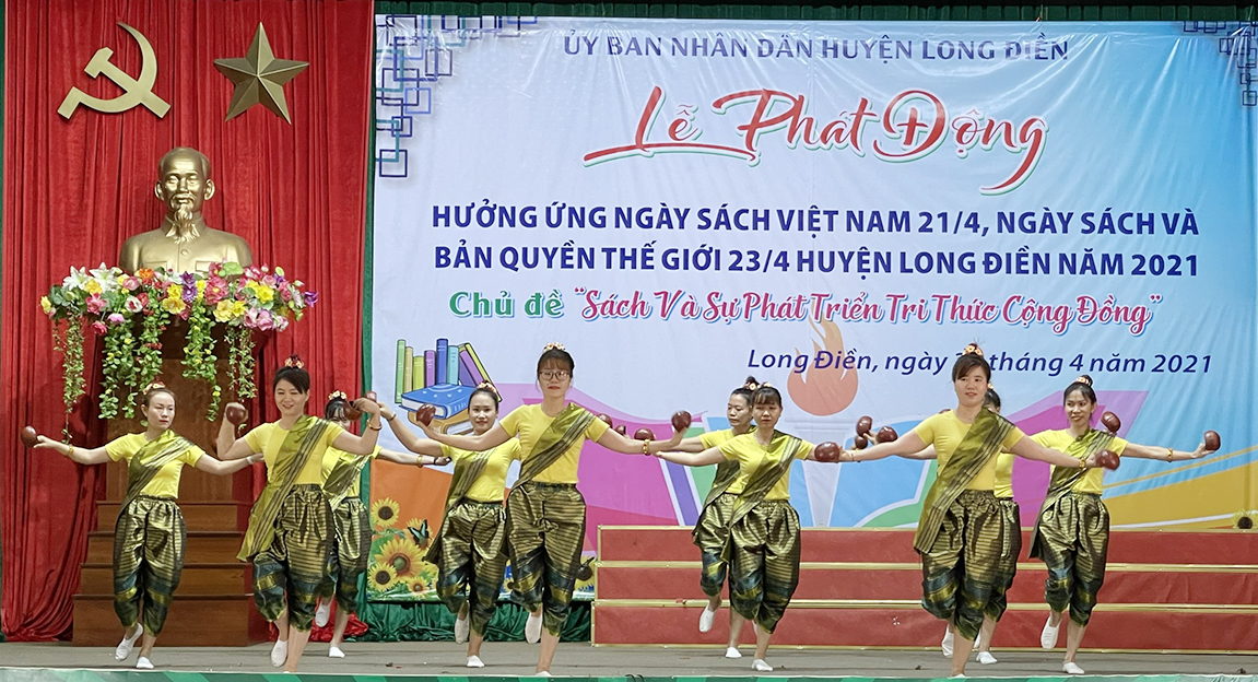 Tiết mục múa của giáo viên Trường Tiểu học Chu Văn An và mầm non Sơn Ca (thị trấn Long Hải) tại lễ phát động.