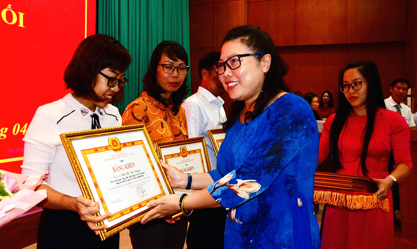 Bà Lương Thị Lệ Hằng, Bí thư Đảng ủy Khối Cơ quan và Doanh nghiệp trao bằng khen của Ban Thường vụ Tỉnh ủy cho các đảng viên hoàn thành xuất sắc nhiệm vụ 5 năm liền (2016-2020).