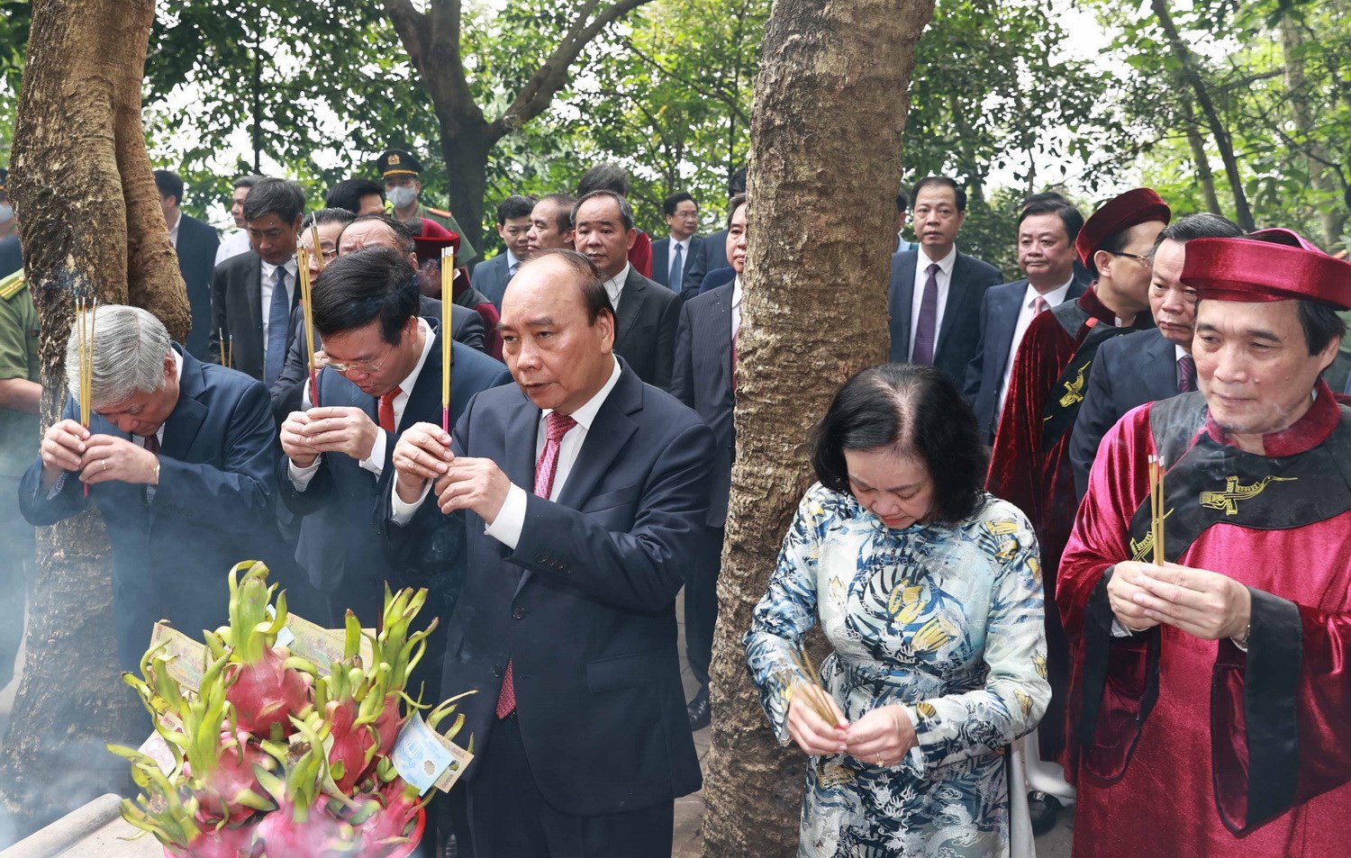 Chủ tịch nước Nguyễn Xuân Phúc dâng hương tại Lăng Hùng Vương.