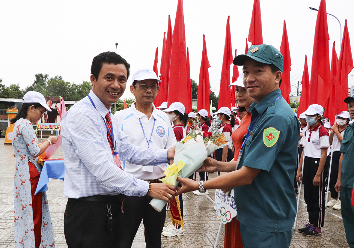 Ông Cao Tấn Đông, Trưởng Phòng Văn hóa – Thông tin huyện Châu Đức tặng hoa và Cờ lưu niệm cho các đội.