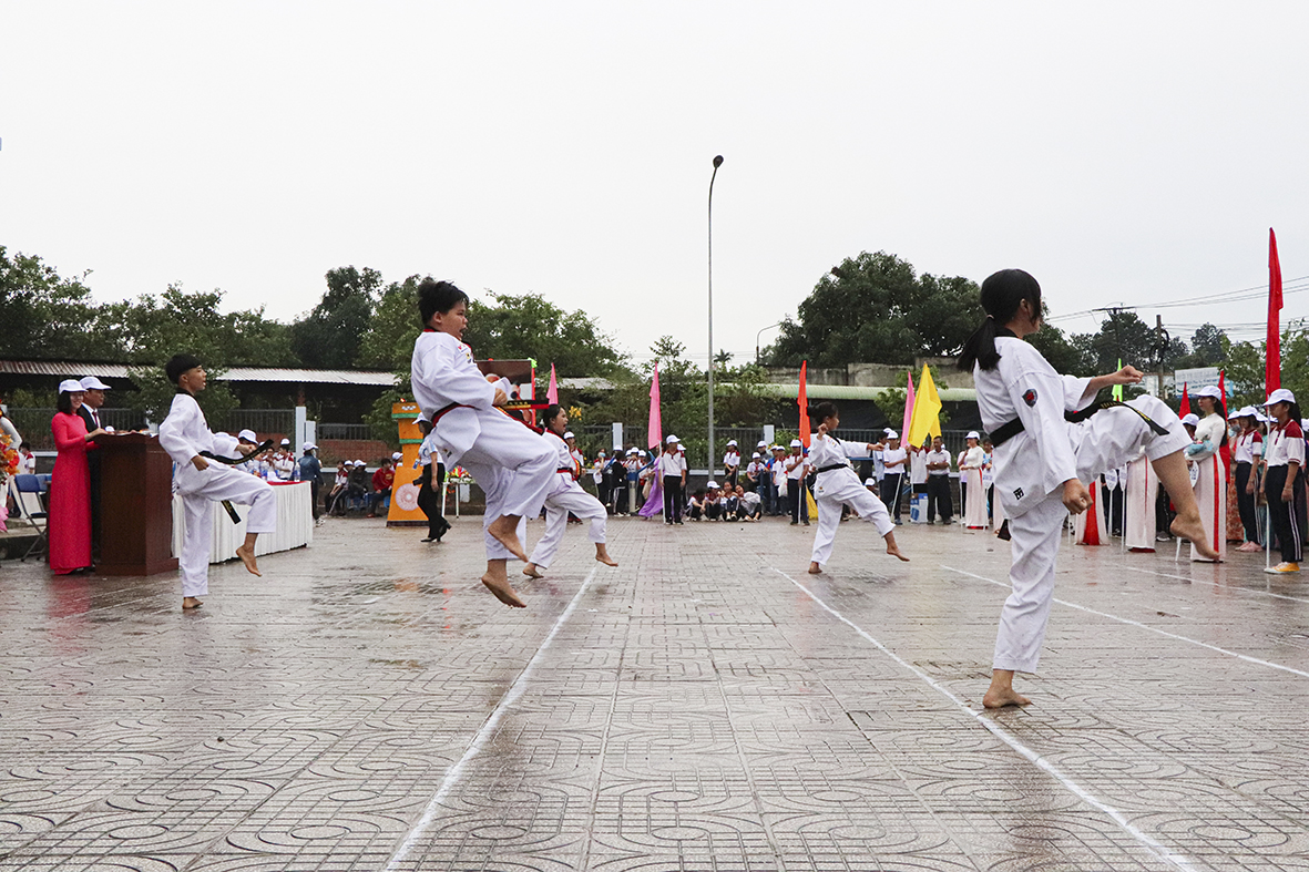 Các VĐV đồng diễn tiết mục taekwondo tại Lễ khai mạc Đại hội.