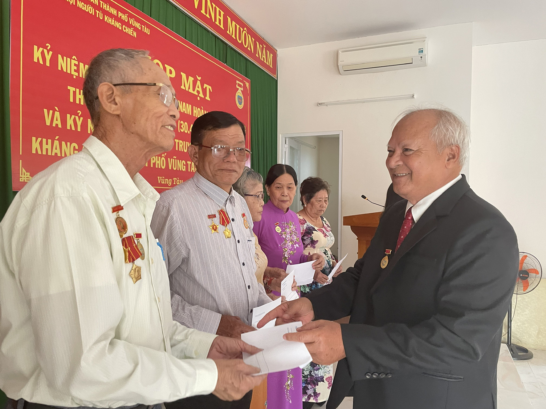 Ông Lê Duy Tâm, Chủ tịch Hội Người tù kháng chiến TP.Vũng Tàu tặng quà cho hội viên cựu tù có nhiều đóng góp trong công tác hội.