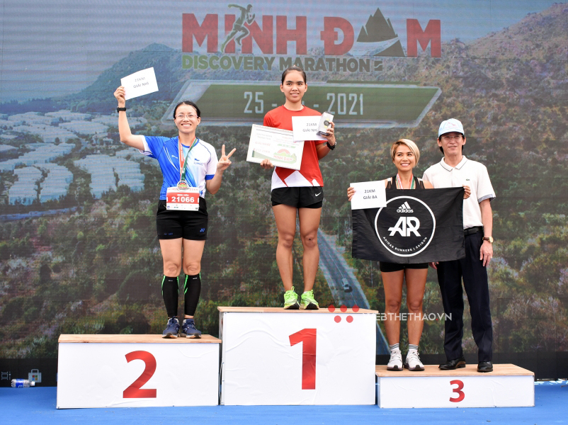 Ban tổ chức trao giải cho các VĐV đạt thành tích cao tại cự ly 21km ở giải Marathon Discovery Minh Đạm 2021. 