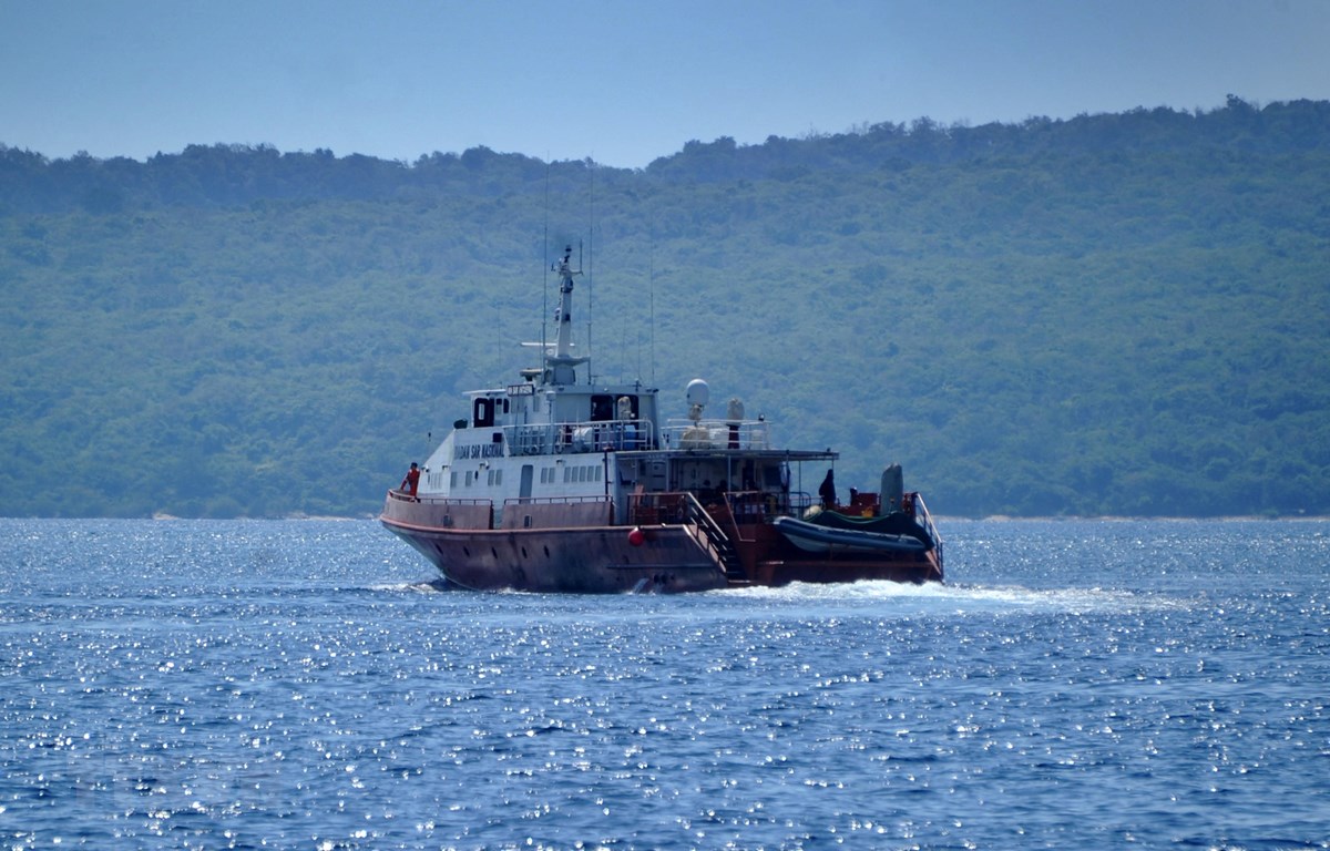 Tàu của lực lượng cứu hộ Indonesia tham gia tìm kiếm tàu ngầm KRI Nanggala-402 bị chìm trên vùng biển ngoài khơi đảo Bali, ngày 25/4/2021.