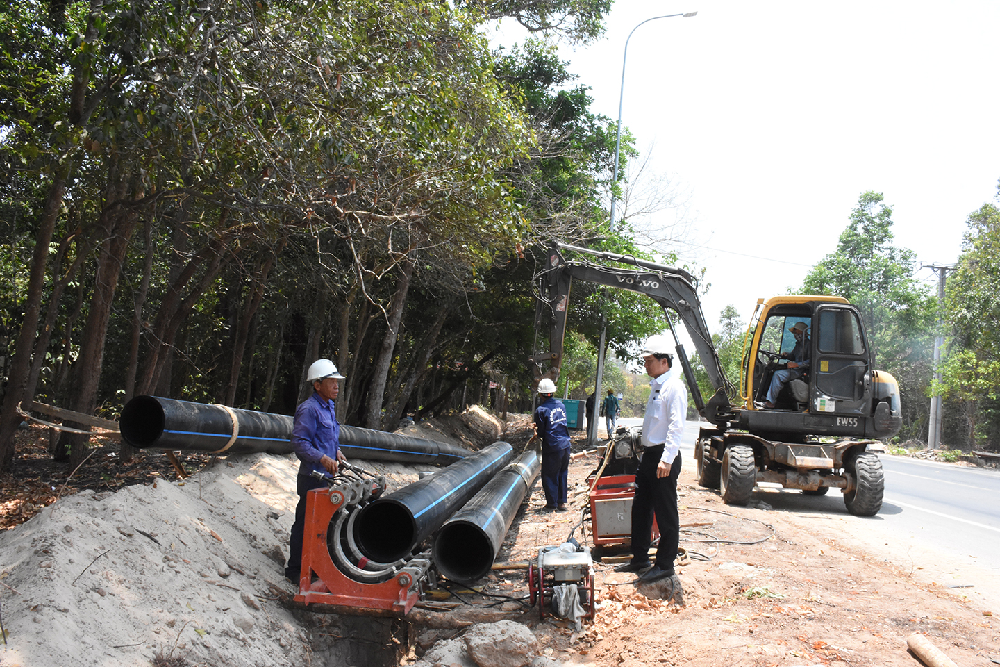 Công nhân, kỹ sư BWACO thi công tuyến ống có chiều dài hơn 15 km,  dọc QL.55 từ Nhà máy nước Phước Bửu đến ngã ba Láng Giăng, xã Bình Châu, huyện Xuyên Mộc. 