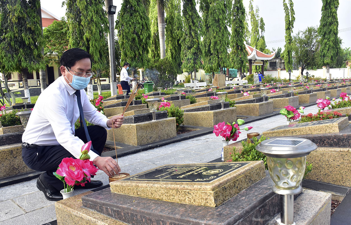Ông Phạm Viết Thanh, Ủy viên Trung ương Đảng, Bí thư Tỉnh ủy thắp hương tại các phần mộ liệt sĩ.