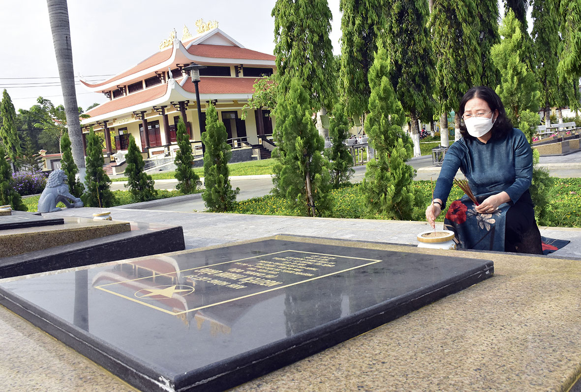 Bà Nguyễn Thị Yến, Phó Bí thư Thường trực Tỉnh ủy, Trưởng Đoàn ĐBQH tỉnh thắp hương tại các phần mộ liệt sĩ.
