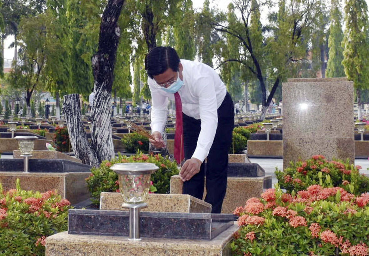 Ông Bùi Chí Thành, Ủy viên Ban Thường vụ Tỉnh ủy, Chủ tịch UBMTTQ Việt Nam tỉnh thắp hương tại các phần mộ liêt sĩ.