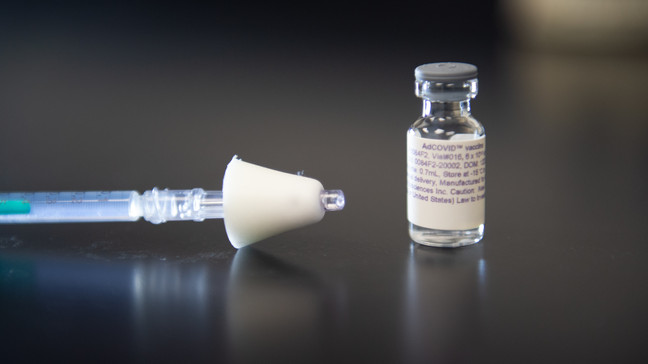 Vaccine của Vaxart được nghiên cứu, phát triển dưới dạng viên nén và vaccine ứng viên AdCOVID dạng xịt do Altimmune phát triển.