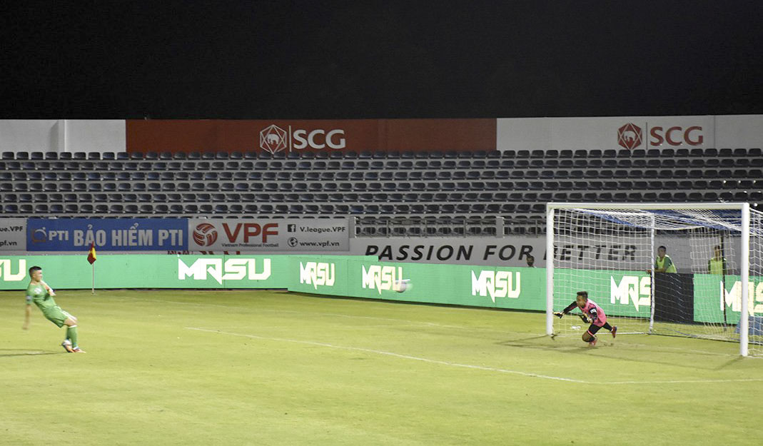Văn Sáu của Bình Phước ghi bàn trên chấm penalty nâng tỷ số lên 2-1.