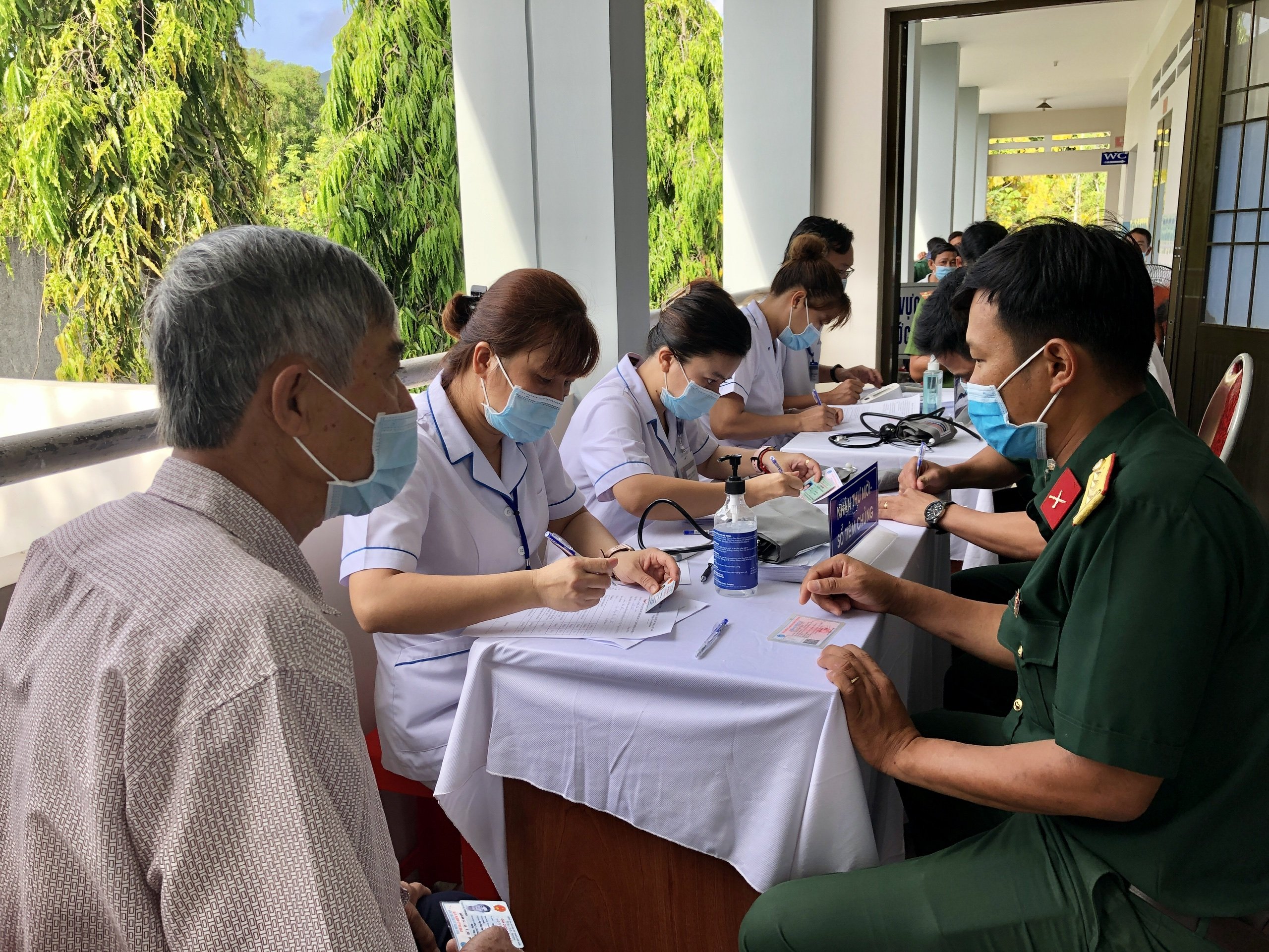 Nhân viên y tế Trung tâm Quân dân y Côn Đảo khám sàng lọc, tư vấn cho các đối tượng trước tiêm vắc xin ngừa COVID-19. Ảnh: MẠNH CƯỜNG