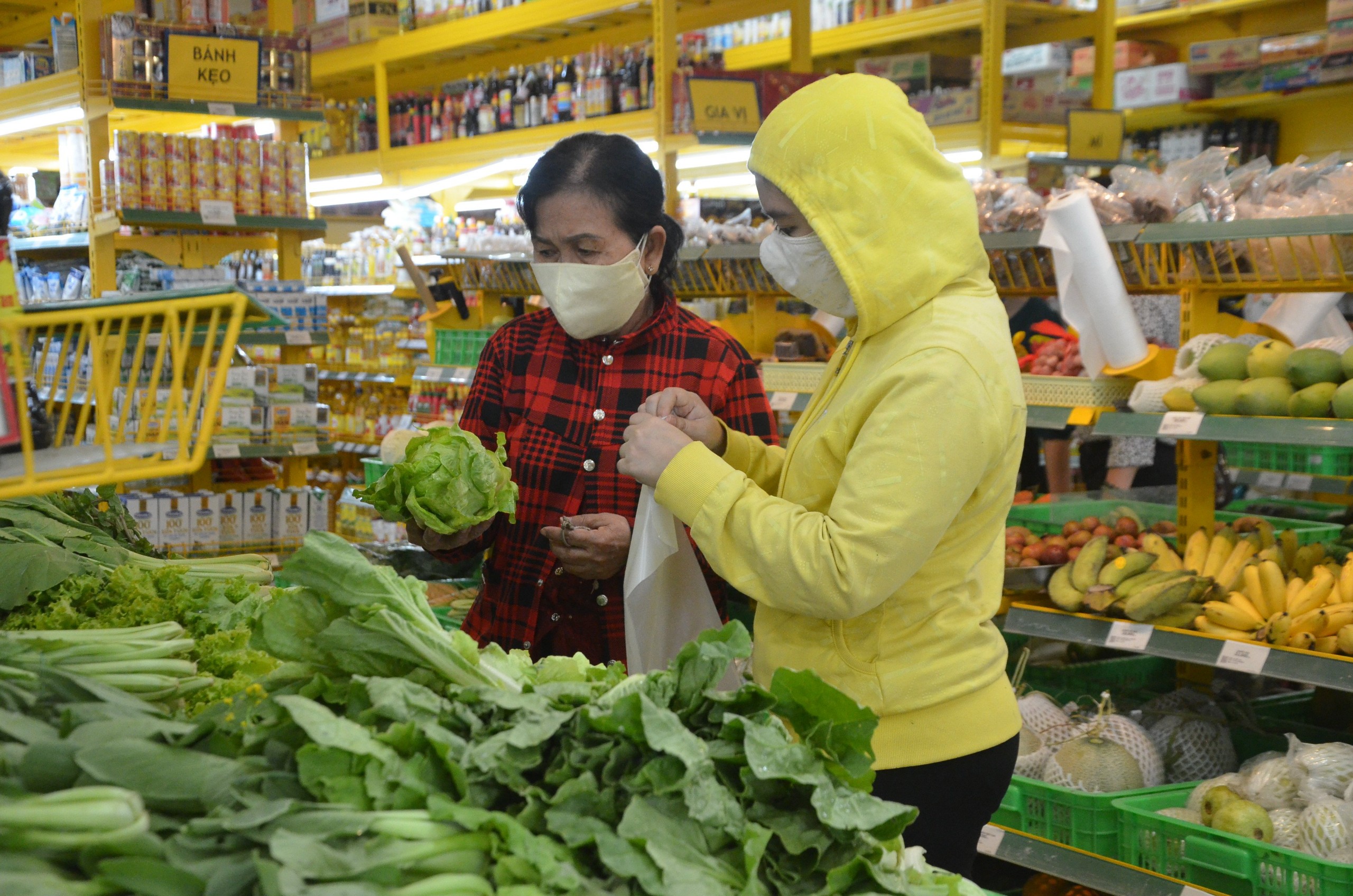 Người dân đeo khẩu trang mua sắm tại Bách Hóa Xanh xã Tân Hưng, TP. Bà Rịa. Ảnh: VÂN ANH