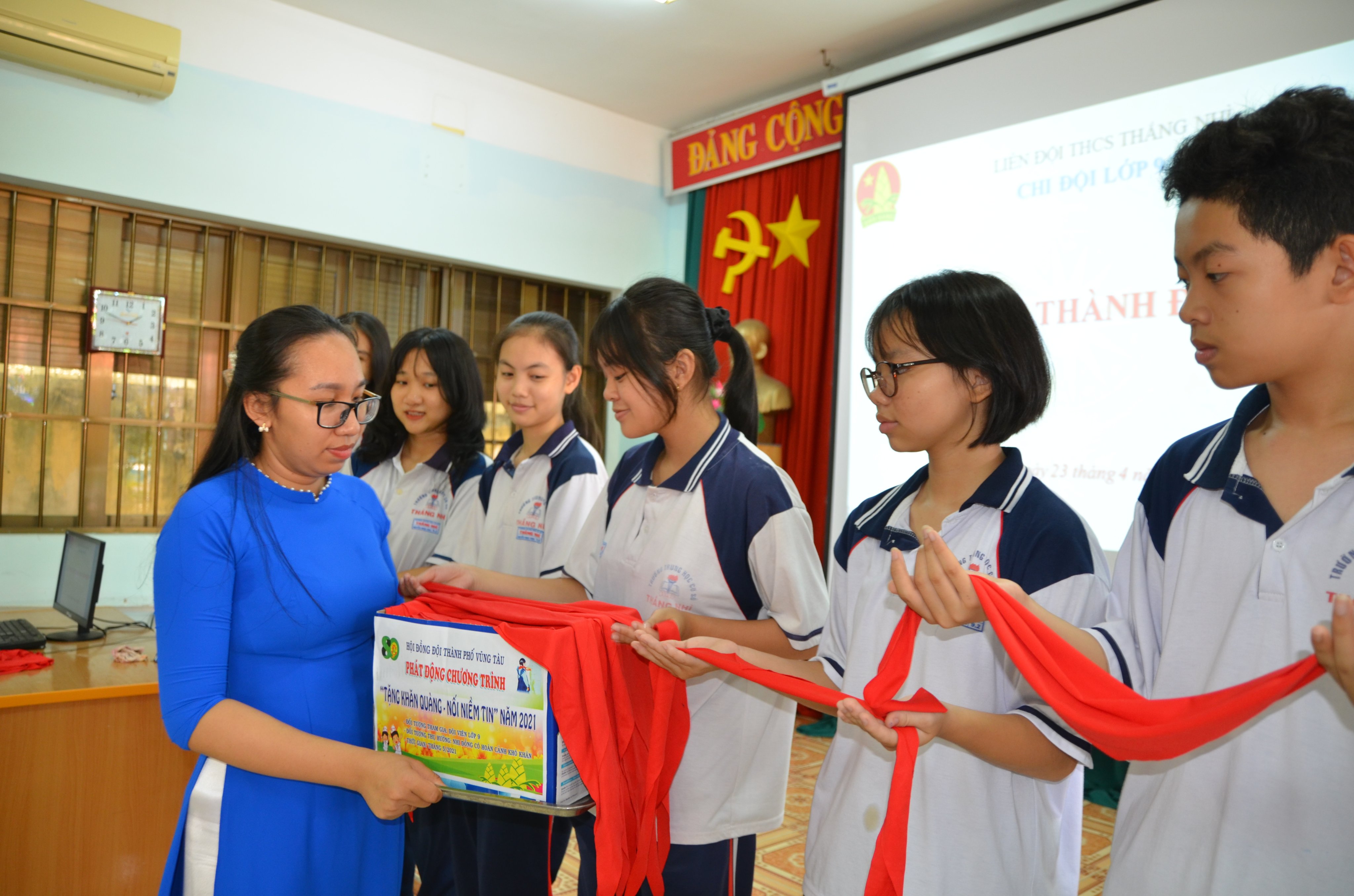 HS lớp 9/2, Trường THCS Thắng Nhì trao lại khăn quàng cho cô Tổng phụ trách Đội tại Lễ trưởng thành Đội.