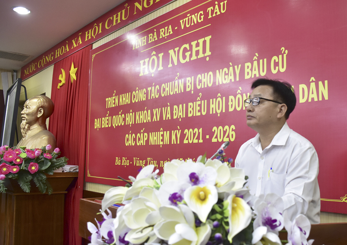 Ông Nguyễn Văn Lên, Phó Giám đốc Trung tâm Kiểm soát bệnh tật tỉnh, thành viên Tiểu ban Y tế của UBBC tỉnh báo cáo về công tác bảo đảm y tế, phòng, chống dịch COVID-19 phục vụ bầu cử.