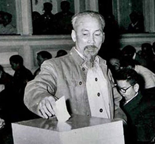 Bác Hồ bỏ lá phiếu bầu cử tại Hà Nội năm 1960. (Ảnh tư liệu)