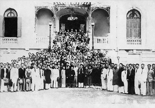 Chủ tịch Hồ Chí Minh với các đại biểu dự Kỳ họp thứ I, Quốc hội khóa I tại Nhà hát Lớn Hà Nội, ngày 2-3-1946. (Ảnh Tư liệu - TTXVN)