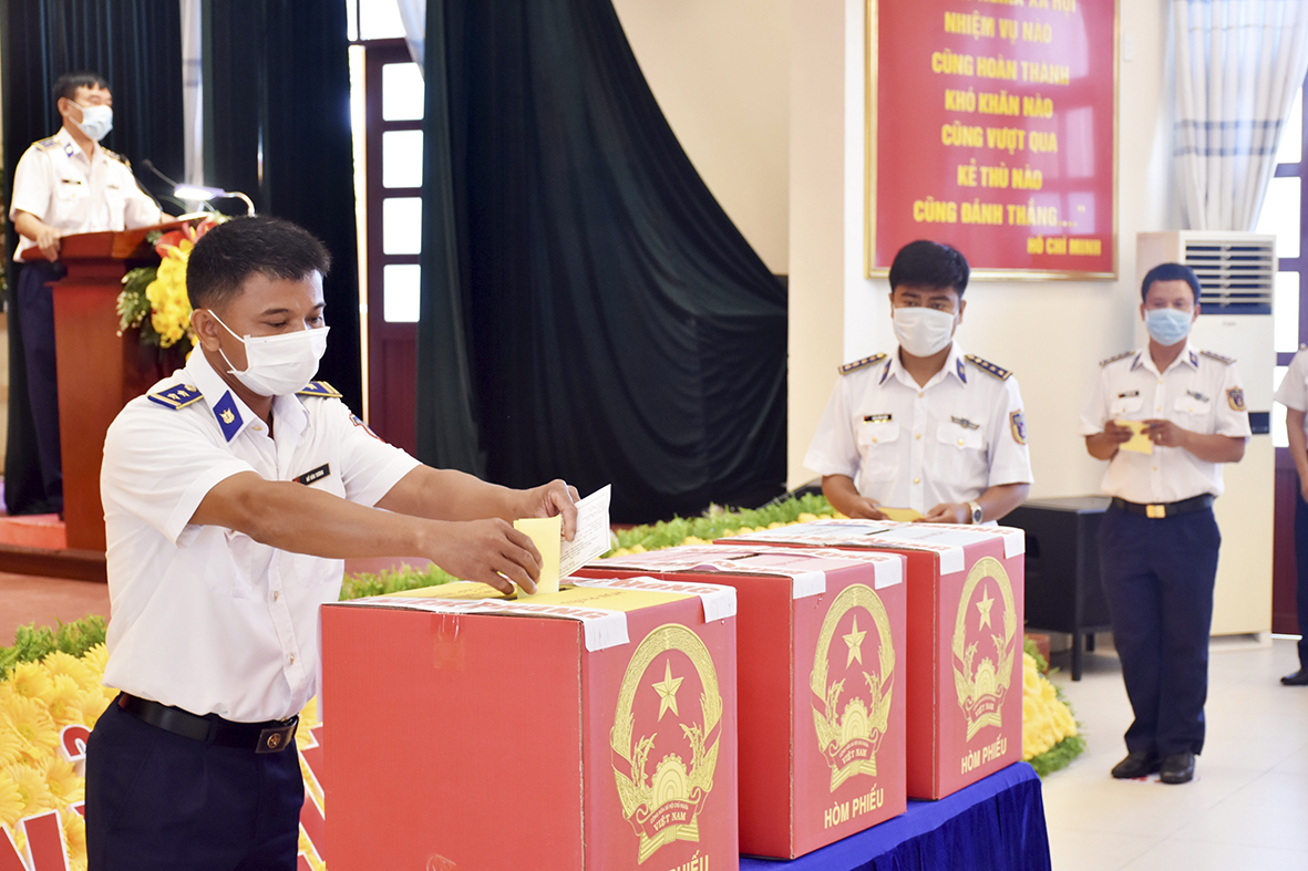 Cán bộ, chiến sĩ Vùng 2 Hải quân tham gia bầu cử sớm tại Khu vực bỏ phiếu số 9. Ảnh: PHƯƠNG NAM