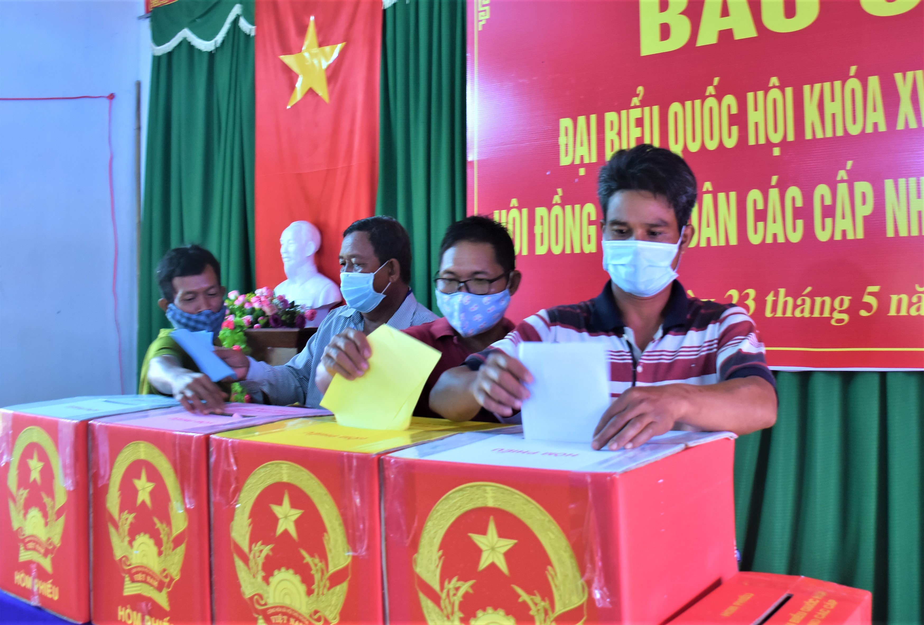 Cử tri đồng bào dân tộc thiểu số khu vực bỏ phiếu số 2, thôn Tân Châu (xã Bàu Chinh, huyện Châu Đức).
