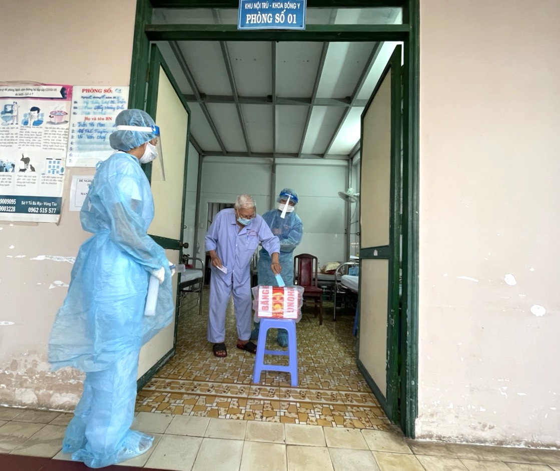 UBBC phường 1 (TP.Vũng Tàu) cử 2 thành viên mặc đồ bảo hộ mang thùng phiếu lưu động đến tận từng phòng bệnh để cử tri là người bệnh đang điều trị nội trú.