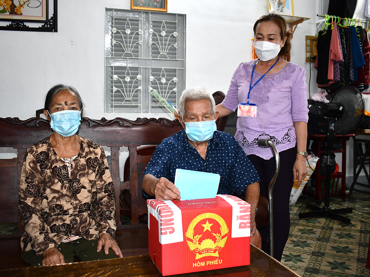 Cử tri Nguyễn Hàng (94 tuổi, ngụ 49 Trần Xuân Độ, phường Thắng Nhì, TP.Vũng Tàu) là một trong những cử tri già yếu được Tổ bầu cử số 3, phường Thắng Nhì đem hòm phiếu phụ đến để thực hiện quyền công dân.
