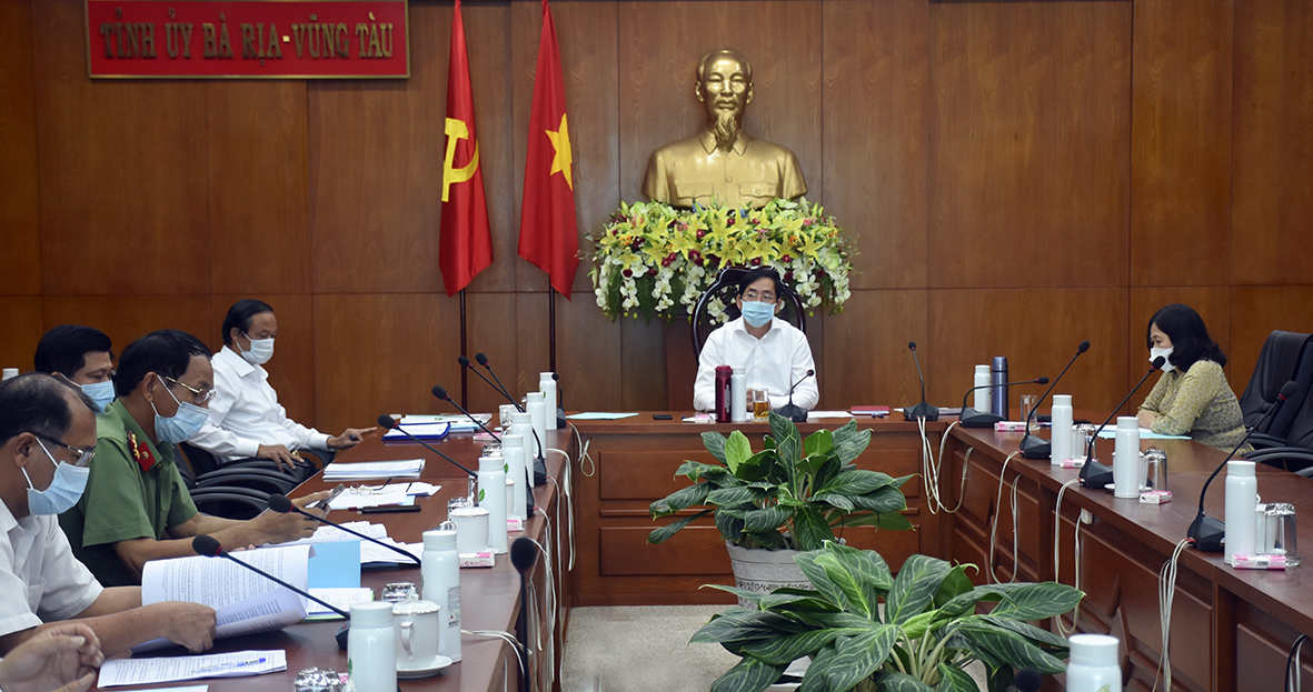 Ông Phạm Viết Thanh, Ủy viên Trung ương Đảng, Bí thư Tỉnh ủy chủ trì giao ban Thường trực Tỉnh ủy.