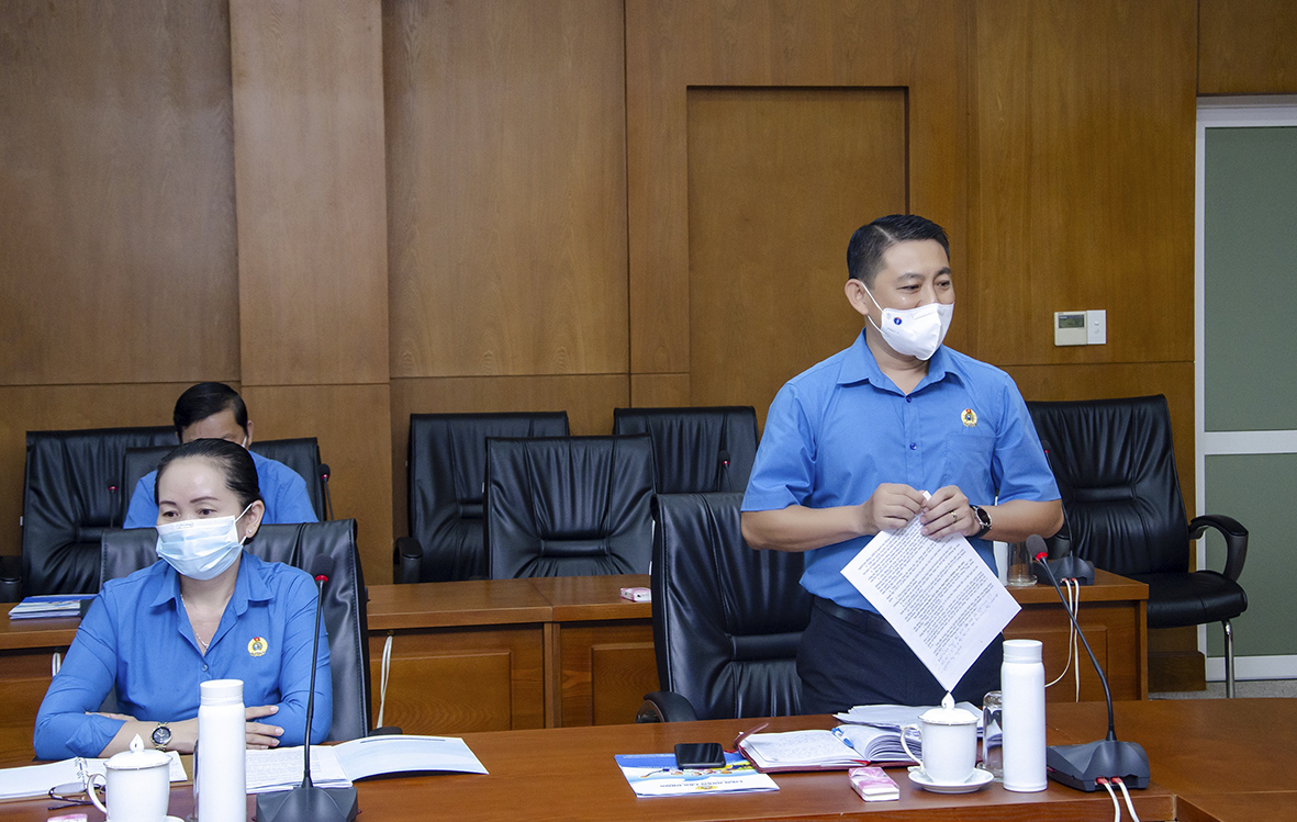 Ông Huỳnh Sơn Tuấn, Bí thư Đảng đoàn, Chủ tịch LĐLĐ tỉnh trình bày Báo cáo công tác lãnh, chỉ đạo của Đảng đoàn LĐLĐ tỉnh 5 tháng đầu năm.