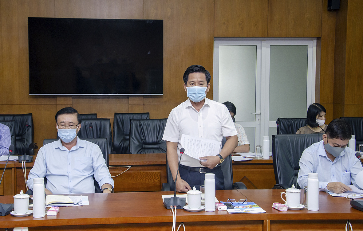 Ông Bùi Chí Thành, Ủy viên Ban Thường vụ Tỉnh ủy, Chủ tịch UBMTTQ Việt Nam tỉnh phát biểu về việc cần có những giải pháp nâng cao chất lượng nghiệp vụ, hiệu quả công tác Công đoàn cho đội ngũ cán bộ cốt cán tại các CĐ cơ sở.