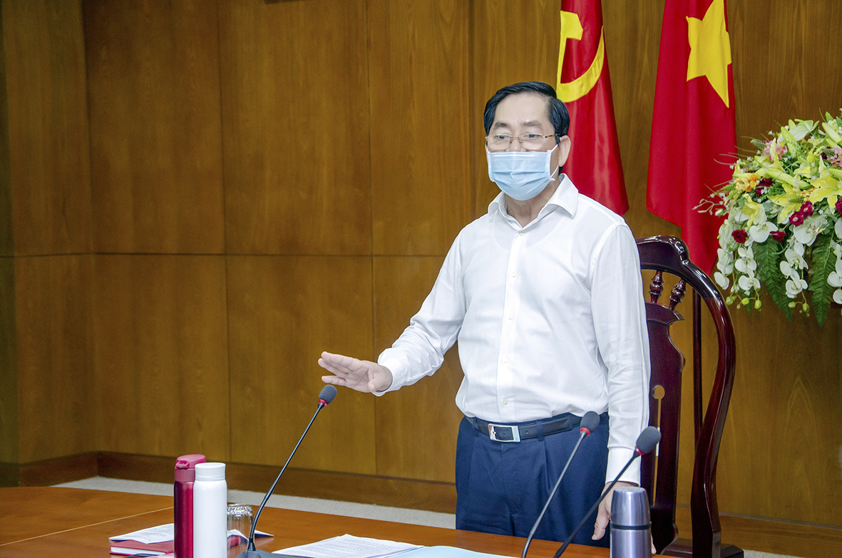 Ông Phạm Viết Thanh, Ủy viên Trung ương Đảng, Bí thư Tỉnh ủy yêu cầu Công Đoàn các cấp phải chủ động hơn, sâu sát hơn trong phòng, chống dịch tại các KCN 