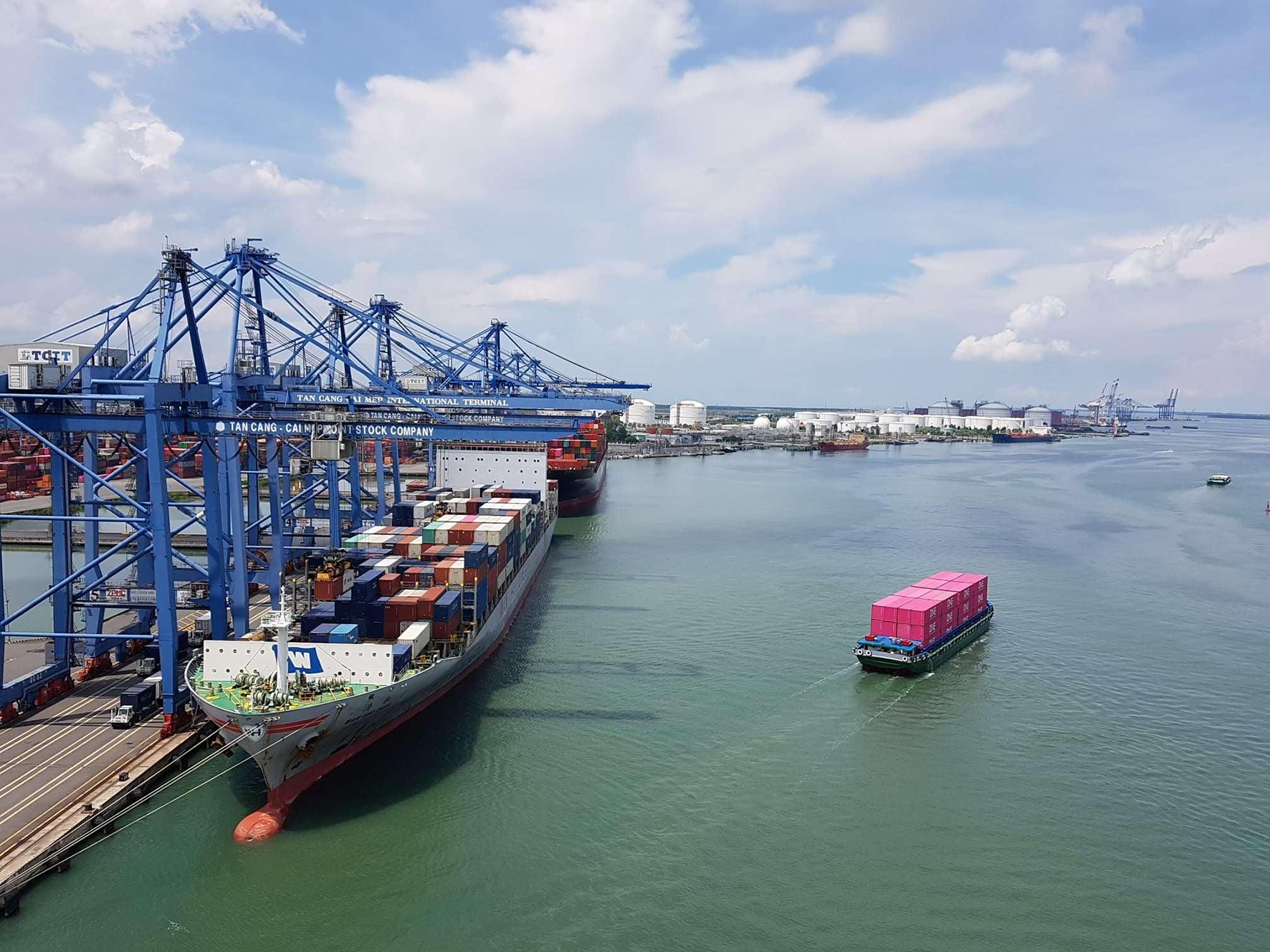 Cảng TCIT đã đầu tư các cẩu bờ hiện đại lớn nhất Việt Nam có tầm với 24 hàng container để nâng cao năng lực xếp dỡ.