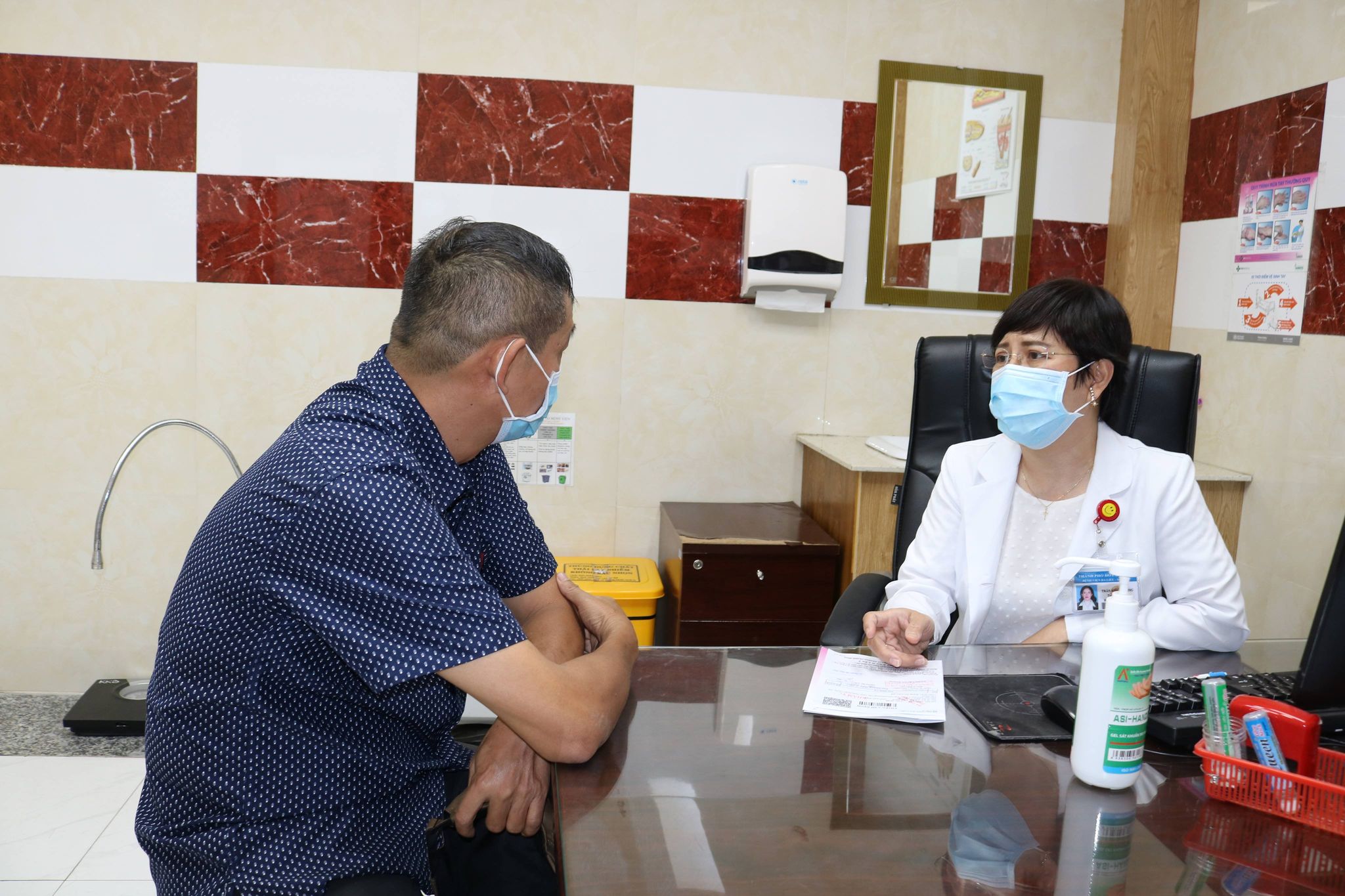 Bác sĩ Bệnh viện Da Liễu (TP.Hồ Chí Minh) tư vấn cho người bệnh.