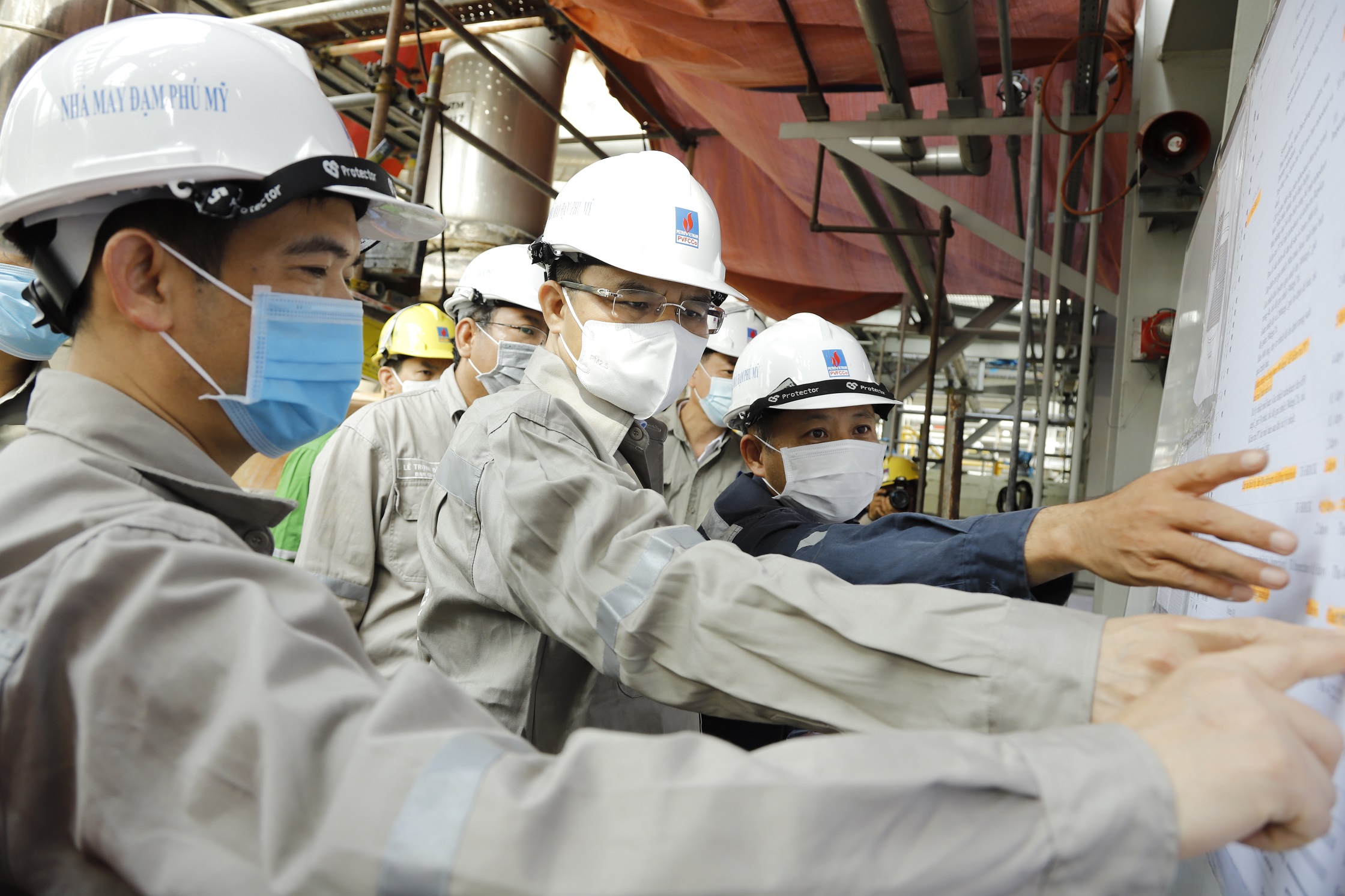Lãnh đạo Tập đoàn Dầu khí Việt Nam kiểm tra tiến độ bảo dưỡng tổng thể Nhà máy Đạm Phú Mỹ ngày 7/5.