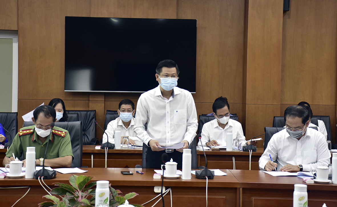 Ông Trần Văn Tuấn, Ủy viên Ban Thường vụ Tỉnh ủy, Phó Chủ tịch UBND tỉnh xin ý kiến BCĐ về việc điều chỉnh một số nội dung trong Kế hoạch tổ chức các hoạt động kỷ niệm 30 năm Ngày thành lập tỉnh.