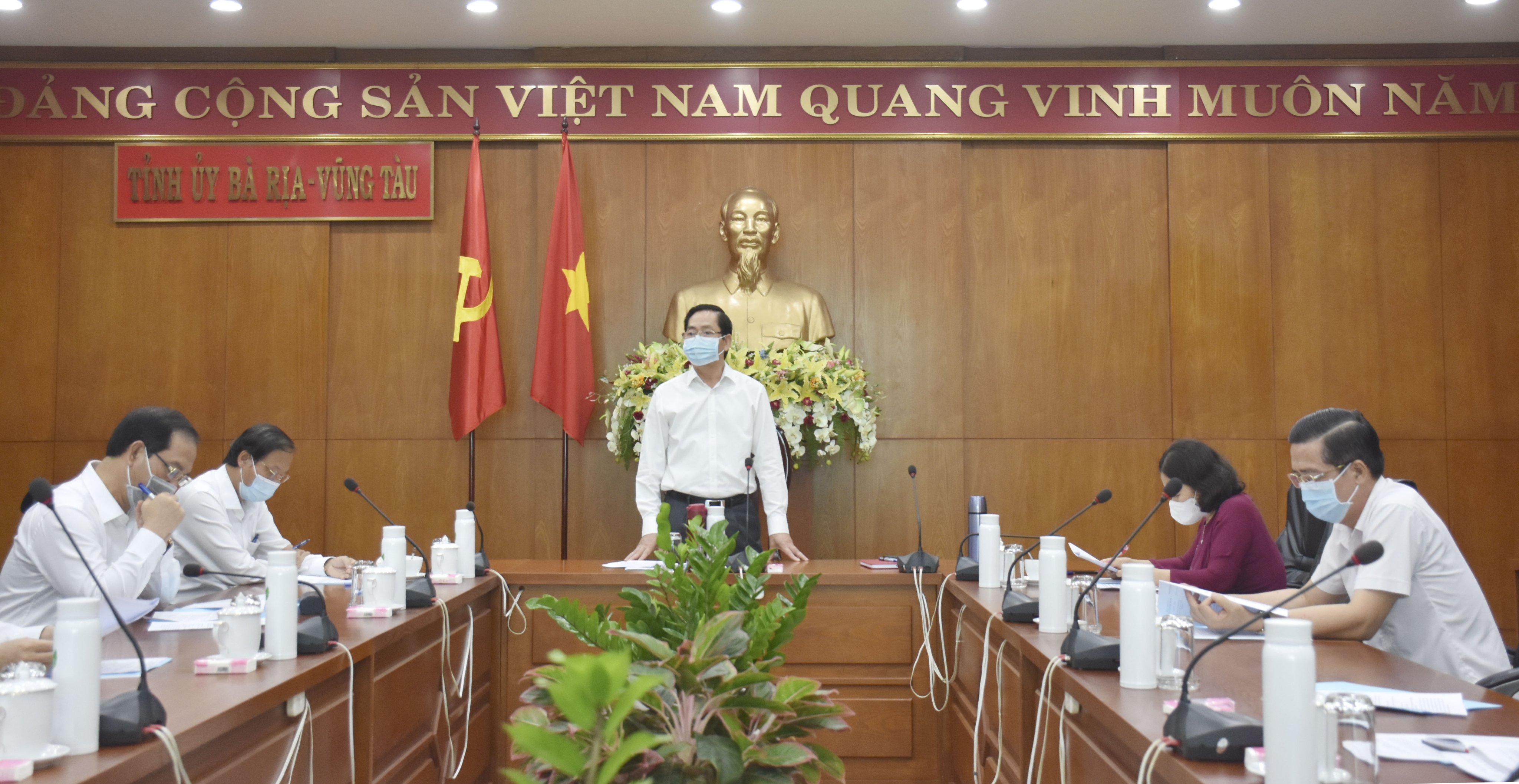 Ông Phạm Viết Thanh, Ủy viên Trung ương Đảng, Bí thư Tỉnh ủy chủ trì cuộc họp.