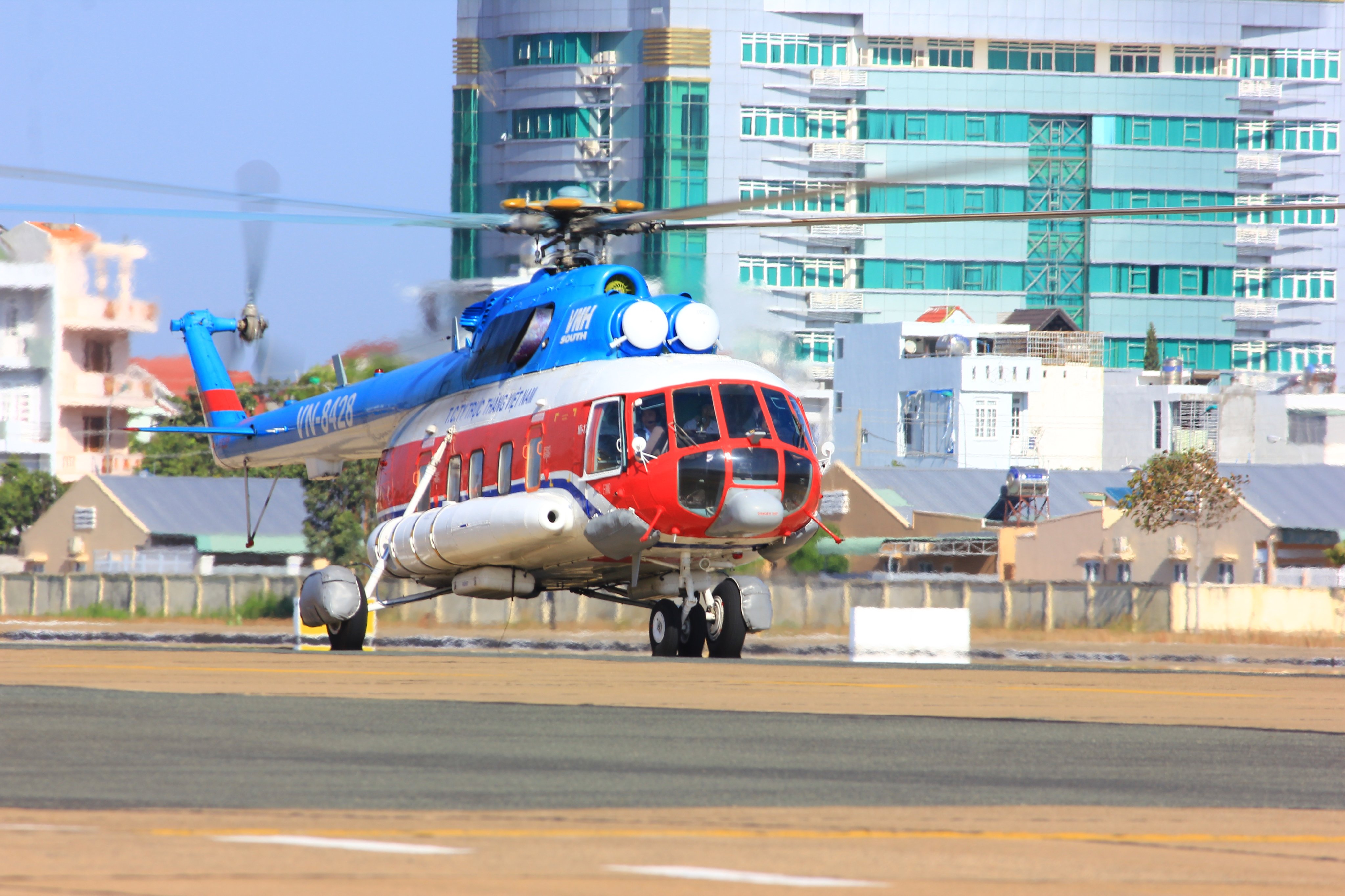 UBND tỉnh BR-VT đề nghị VNH South hỗ trợ bay chuyến Vũng Tàu-Côn Đảo ít nhất 1 lần/tuần để vận chuyển cấp cứu, bệnh phẩm, xét nghiệm và chuyến bay khẩn cấp khi có yêu cầu.