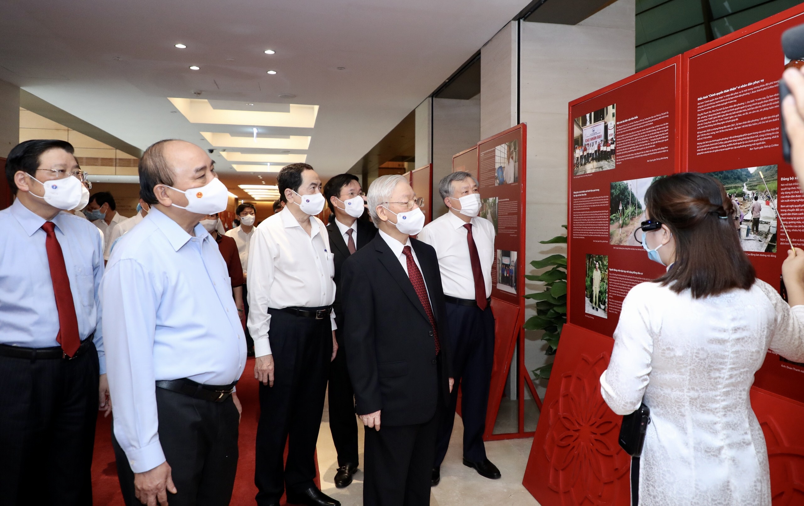 Tổng Bí thư Nguyễn Phú Trọng, Chủ tịch nước Nguyễn Xuân Phúc và các đại biểu thăm Triển lãm 