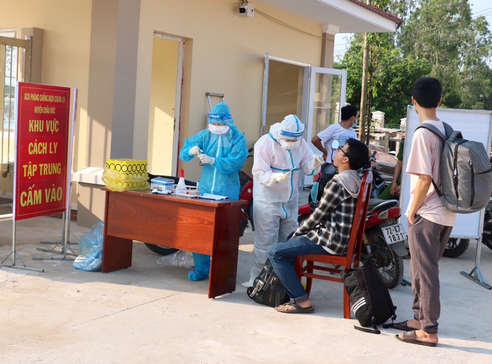 Nhân viên y tế lấy mẫu xét nghiệm các trường hợp trở về từ vùng dịch TP. Hồ Chí Minh trước khi vào khu cách ly tập trung tại Trường TH Trần Phú (xã Suối Rao, huyện Châu Đức) vào ngày 2/6.