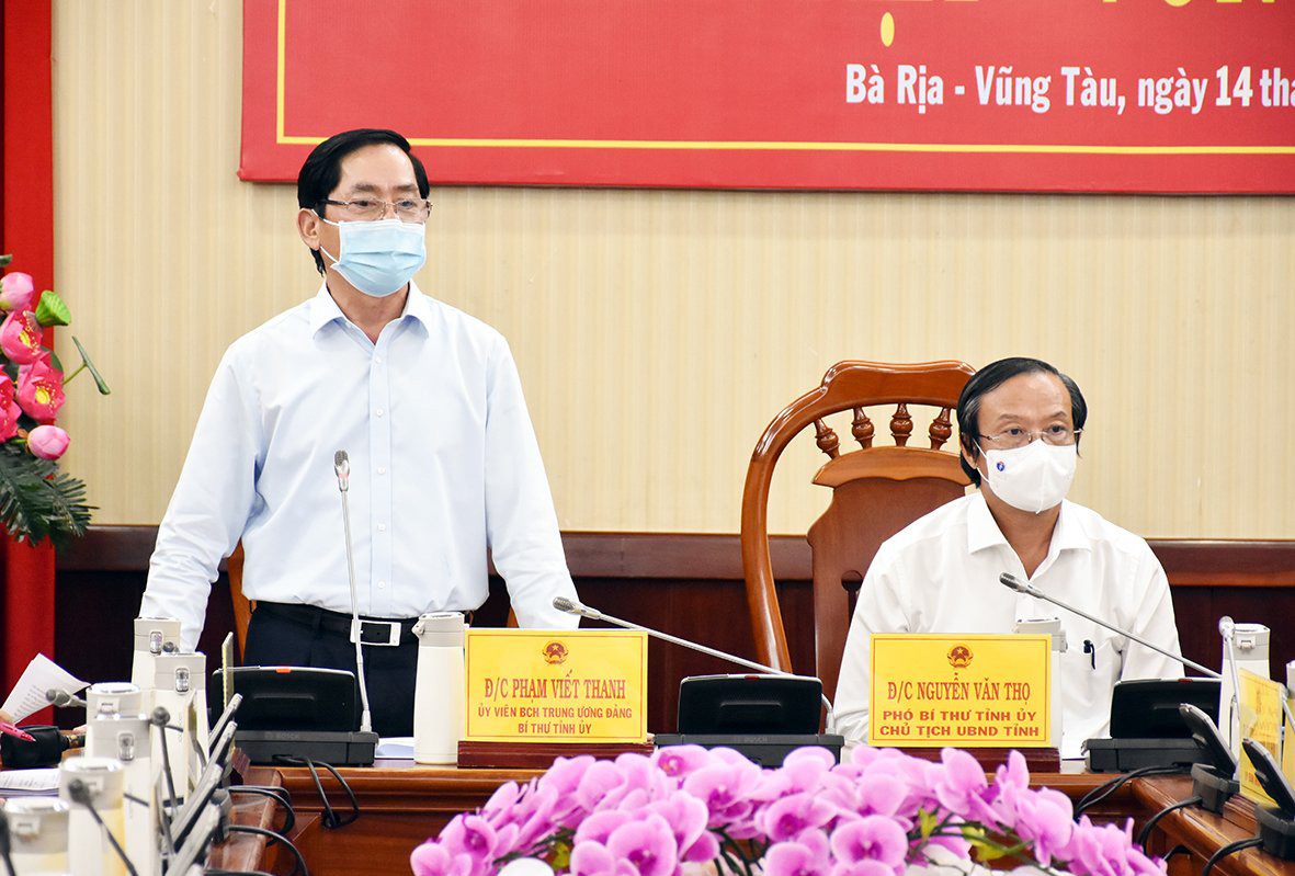 Ông Phạm Viết Thanh, Ủy viên Trung ương Đảng, Bí thư Tỉnh ủy nhấn mạnh: Cần tiếp tục thực hiện quyết liệt việc kiểm soát người ra, vào tỉnh.