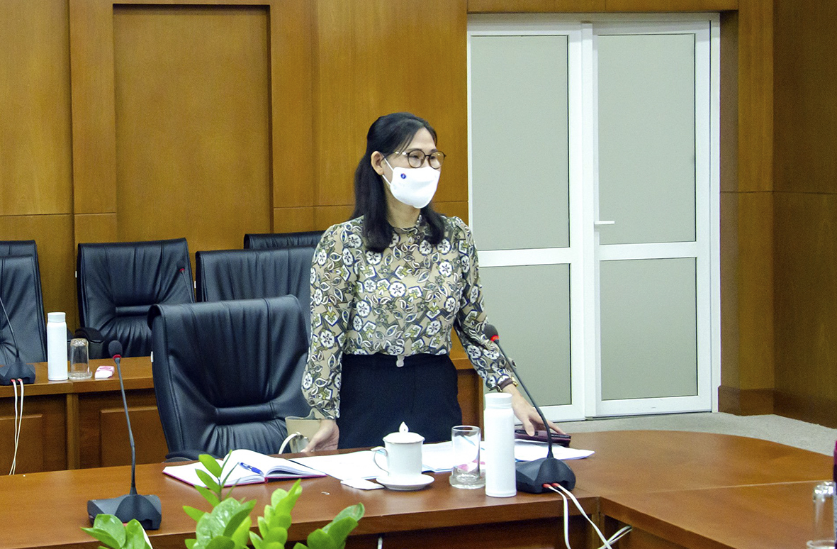 Bà Lê Thị Kim Thu, Tỉnh ủy viên, Bí thư Đảng Đoàn, Chủ tịch Hội LHPN tỉnh trình bày báo cáo kết quả công tác 5 tháng đầu năm 2021, phương hướng, nhiệm vụ các tháng cuối năm 2021.