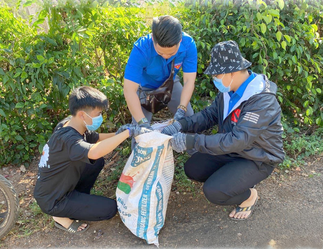 Đoàn viên, thanh niên dọn vệ sinh trên địa bàn xã Hòa Hưng (huyện Xuyên Mộc).