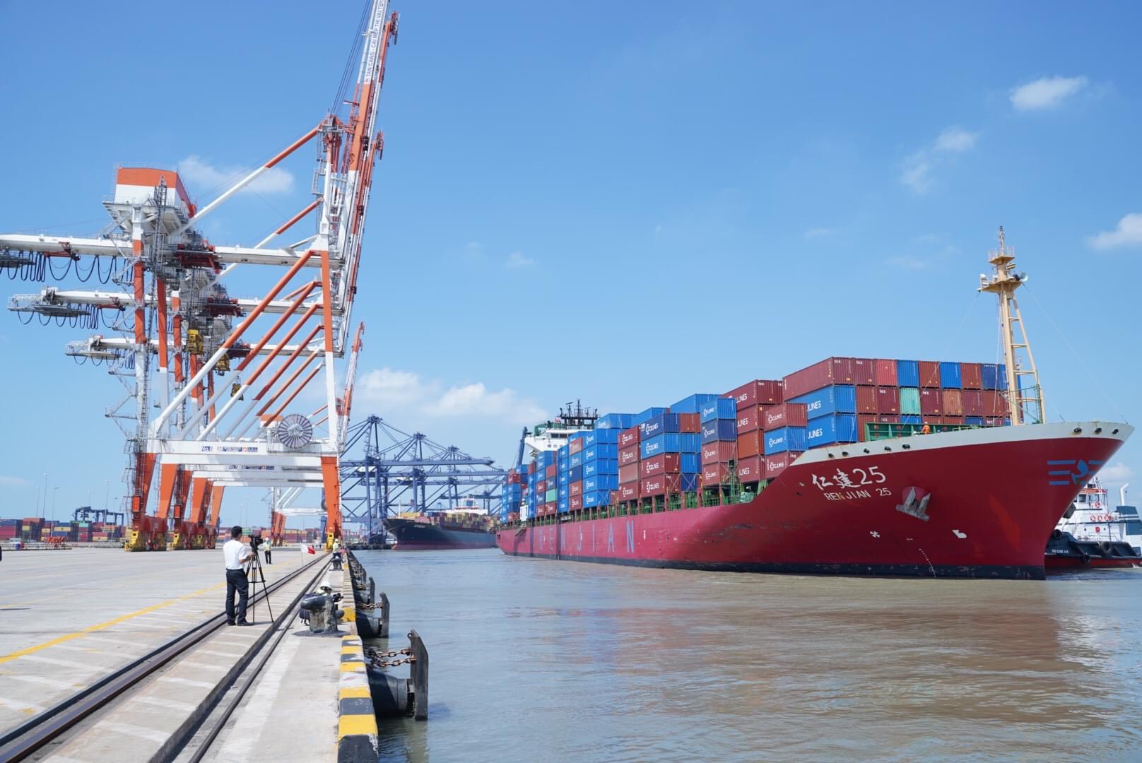Tàu COSCO/OOCL là 1 trong 2 tuyến dịch vụ mới của cảng CMIT.