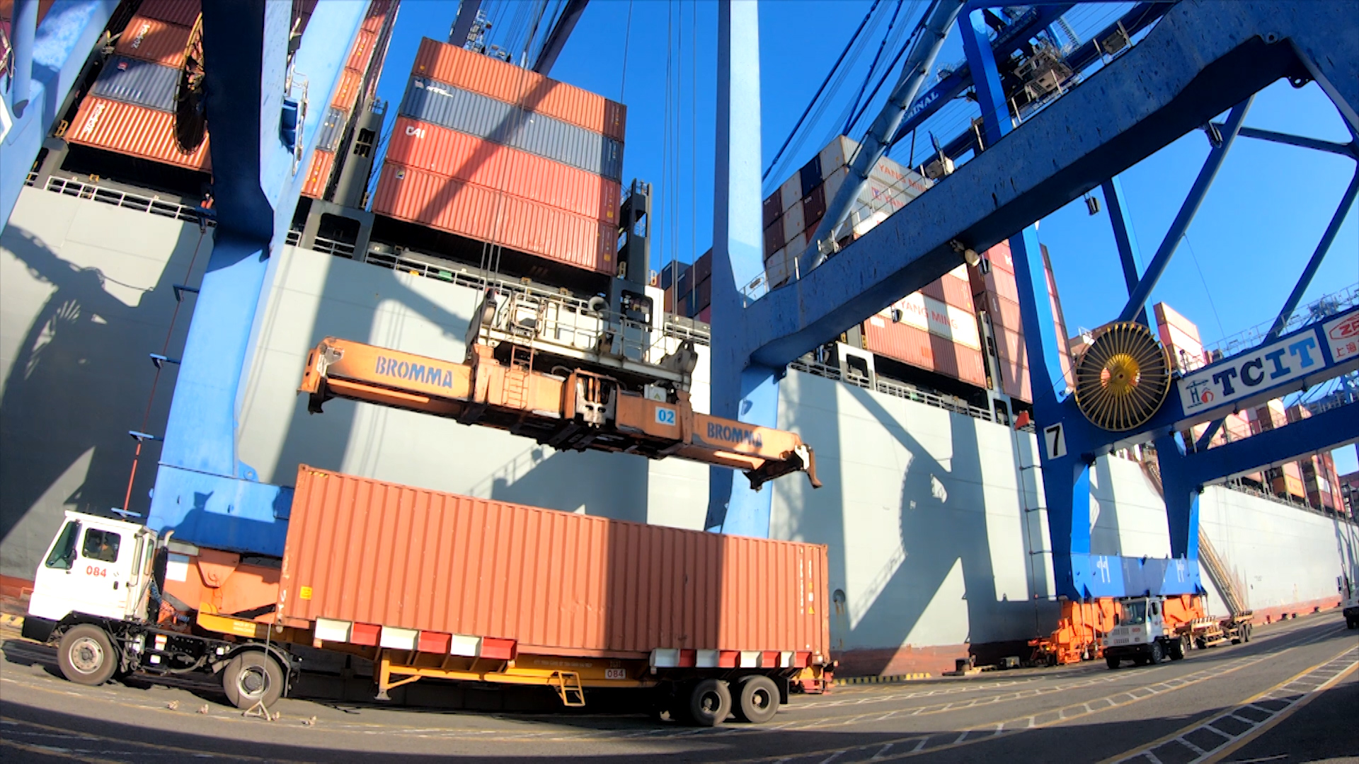 Bộ GT-VT chưa đồng ý đề xuất tăng giá xếp dỡ container tại cảng biển từ 1/7/2021. 
