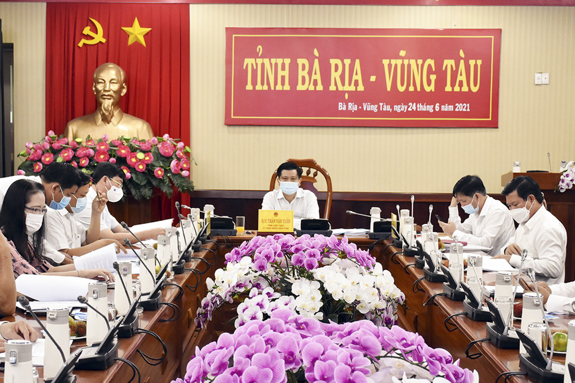 Ông Trần Văn Tuấn, Ủy viên Ban Thường vụ Tỉnh ủy; Phó Chủ tịch UBND tỉnh chủ trì cuộc họp.