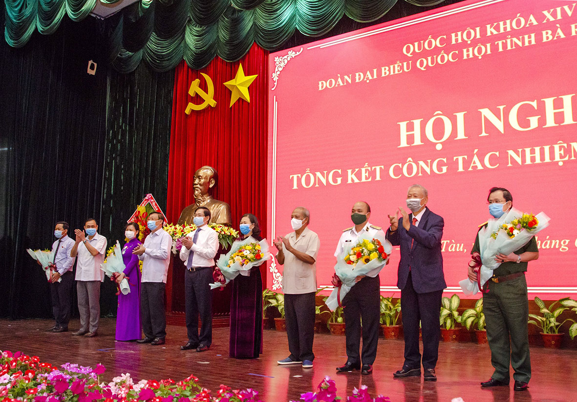 Các đồng chí lãnh đạo tỉnh, nguyên lãnh đạo tỉnh, lãnh đạo Đoàn ĐBQH tỉnh qua các thời kỳ tặng hoa chúc mừng các đại biểu trúng cử Đoàn ĐBQH tỉnh khóa XV, nhiệm kỳ 2021-2026.
