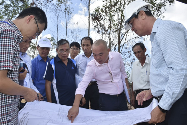 Đoàn giám sát Thường trực HĐND tỉnh trao đổi với chủ đầu tư về dự án nạo vét, cải tạo các hồ thủy lợi tháng 5/2019.