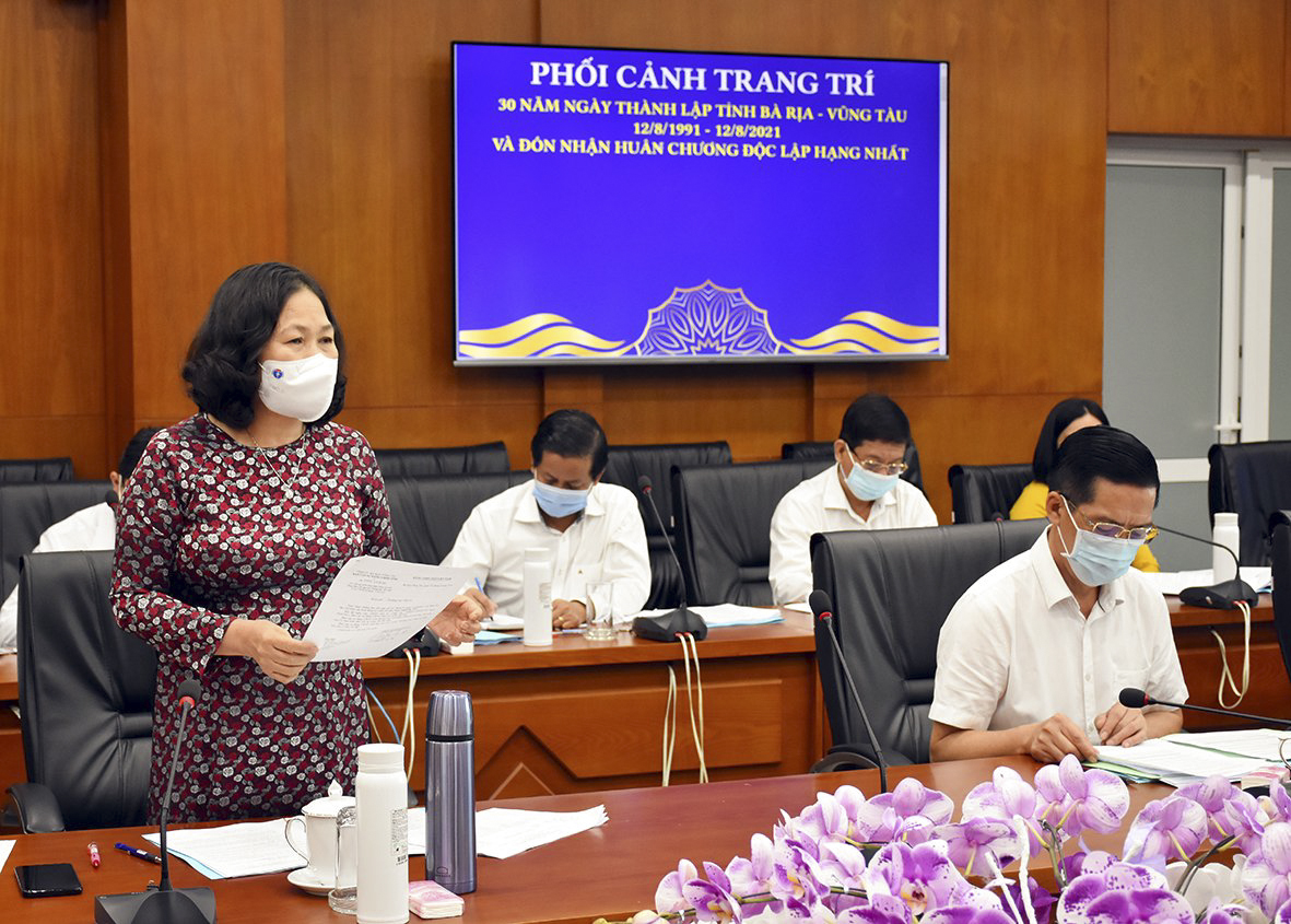 Bà Nguyễn Thị Yến, Phó Bí thư Thường trực Tỉnh ủy, Trưởng Đoàn ĐBQH tỉnh phát biểu tại cuộc họp.