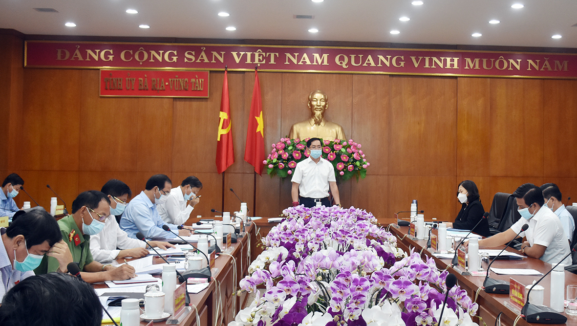 Ông Phạm Viết Thanh, Ủy viên Trung ương Đảng, Bí thư Tỉnh ủy, Chủ tịch HĐND tỉnh phát biểu tại cuộc họp.