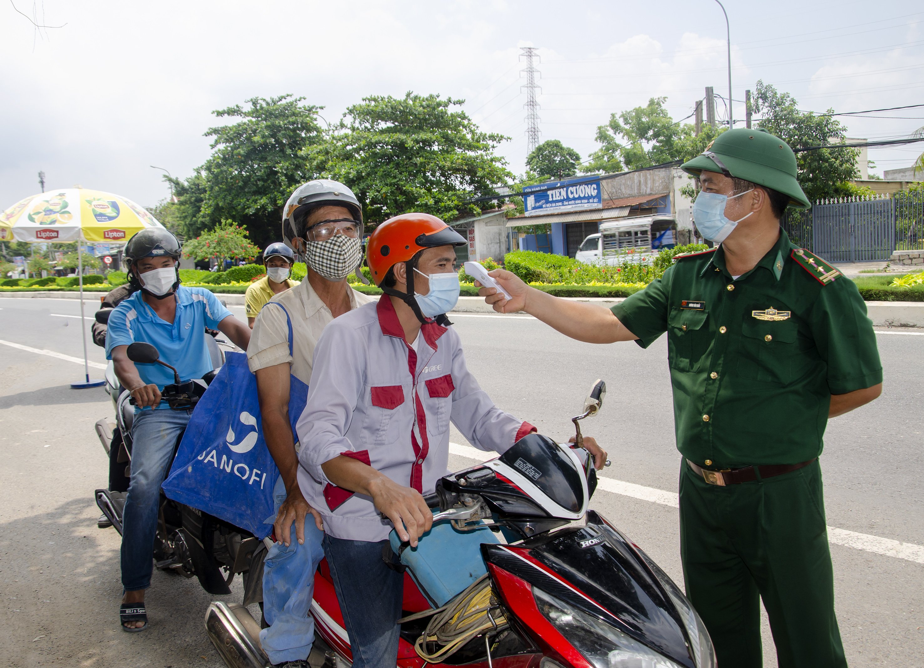 Lực lượng chức năng đo thân nhiệt người dân tại tuyến đường Võ Nguyên Giáp gần khu vực Cầu Cỏ May - cửa ngõ vào TP.Vũng Tàu.