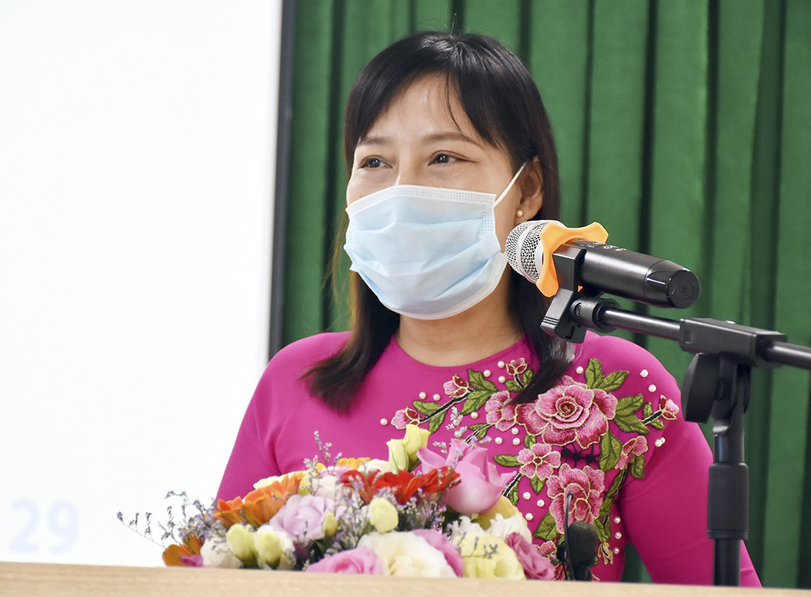 Bà Đỗ Nguyễn Hoàng Dung, Phó Chủ tịch Hội Nhà báo tỉnh, Quyền Tổng Biên tập Báo Bà Rịa - Vũng Tàu phát động thực hiện các tác phẩm báo chí chất lượng cao tại buổi lễ.