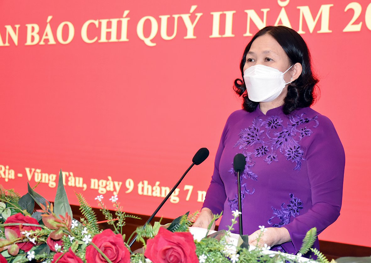 Bà Nguyễn Thị Yến, Phó Bí thư Thường trực Tỉnh ủy, Trưởng Đoàn ĐBQH tỉnh phát biểu tại Hội nghị.
